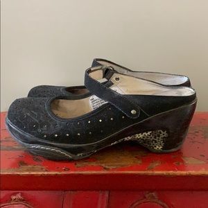 J41 Adventure On Black Wedges